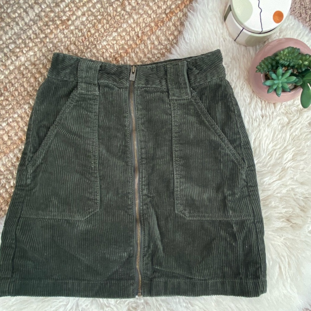 Military green corduroy skirt 💚